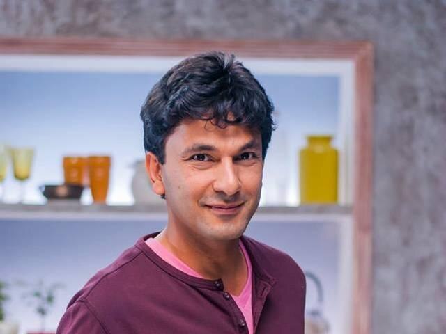 Vikas Khanna takes Lata's blessings for 'MasterChef India' Vikas Khanna takes Lata's blessings for 'MasterChef India'