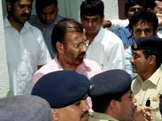 Former cop Vanzara allowed entry into Gujarat Former cop Vanzara allowed entry into Gujarat