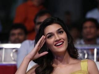 I wish I was born in the era of love letters: Kriti Sanon         I wish I was born in the era of love letters: Kriti Sanon
