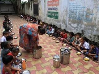 Midday Meal Scheme Aadhaar Mandatory For Cooks Students Mamata Reacts Strongly এবার স্কুলে মিড ডে মিলের খাবার পেতেও বাধ্যতামূলক আধার, তীব্র প্রতিবাদ মমতার