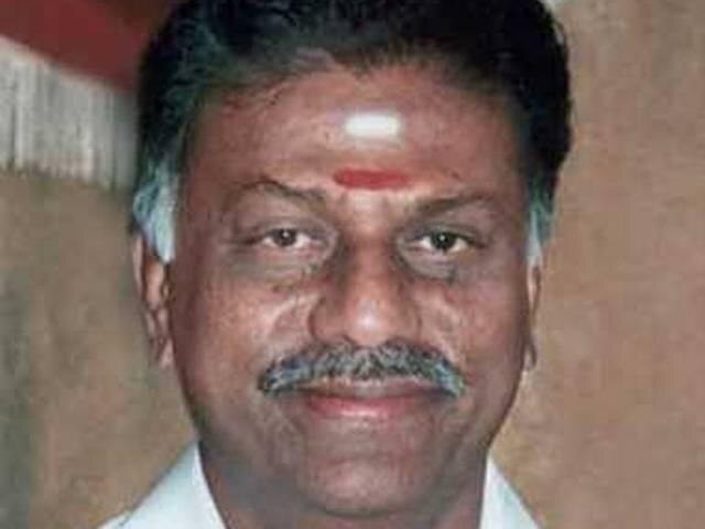 O Panneerselvam Asks Two Banks Not To Allow Anyone Else Operate Party Accounts पनीरसेल्वम ने दो बैंकों से कहा- ‘किसी को भी पार्टी खातों को संचालित नहीं करने दें’