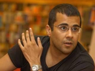 Why Only Guts To Do This For Hindu Festivals Says Chetan Bhagat Latest Updates हिंदूंच्या सणांवरच बंधनं लादण्याचं धाडस का? : चेतन भगत