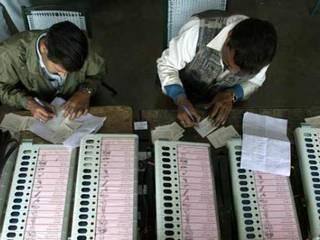 चुनाव आयोग ने भिंड में बीजेपी की पर्ची देने वाली वीवीपीएटी पर मांगी रिपोर्ट चुनाव आयोग ने भिंड में बीजेपी की पर्ची देने वाली वीवीपीएटी पर मांगी रिपोर्ट