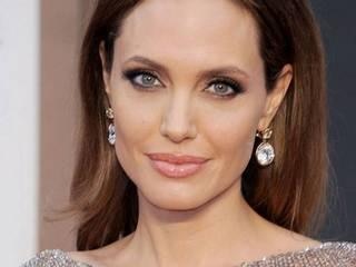 Jolie To Teach Masters Course At London School Of Economics লন্ডন স্কুল অফ ইকনমিক্সে পড়াবেন অ্যাঞ্জেলিনা জোলি