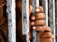 নকল পুরুষাঙ্গ বসিয়ে মেয়েকে ছেলে-তে রূপান্তর! ধৃত কিশোরী, বাবা-মা