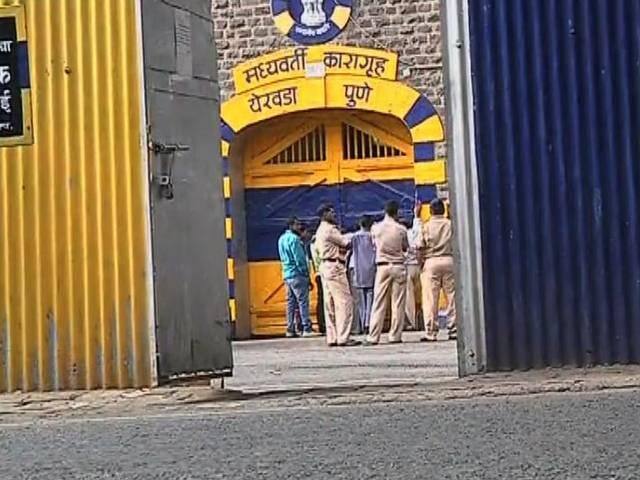 येरवाडा जेलमधील 100 कैद्यांचं उपोषण, पॅरोल, फर्लोच्या नव्या नियमाला विरोध 100 Prisoners Protest Against Parole And Furlough New Rule In Yerwada Jail येरवाडा जेलमधील 100 कैद्यांचं उपोषण, पॅरोल, फर्लोच्या नव्या नियमाला विरोध