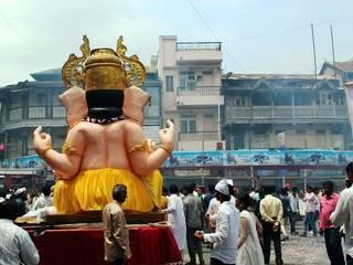 Rain In Mumbai Pune Ganapati Visarjan बाप्पाच्या विसर्जनाला वरुणराजाची हजेरी, मुंबईत दमदार पाऊस