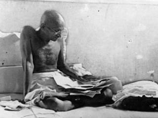 Gandhi Would Have Laughed At Chatur Baniya Remark But For Its Utter Tastestelessness Says His Grandson 'চতুর বানিয়া' মন্তব্যের রুচিহীনতার জন্য হাসতেন মহাত্মা, বললেন গোপালকৃষ্ণ গাঁধী