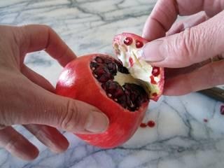 Kitchen hacks Easy And Way To peel Pomegranate At Home, Benefits of Pomegranates Kitchen hacks: अनार छीलना लगता है झंझट का काम, तो जानिए अनार छीलने का सबसे आसान तरीका