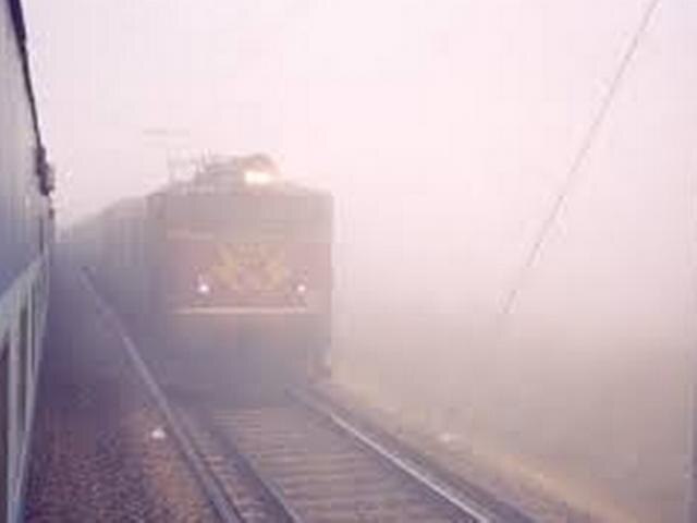 Train Services Badly Hit Due To Heavy Fog Many Rescheduled ঘন কুয়াশায় বিপর্যস্ত ট্রেন চলাচল, দুর্ভোগ যাত্রীদের