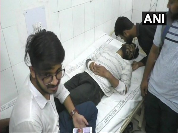 41 injured in clash between AMU students, cops 41 injured in clash between AMU students, cops