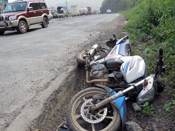 Uttar Pradesh: One killed, another critical as speeding truck hits bike Uttar Pradesh: One killed, another critical as speeding truck hits bike