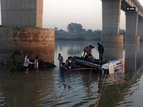 Bus falls off Rajasthan bridge, kills 26 Bus falls off Rajasthan bridge, kills 26