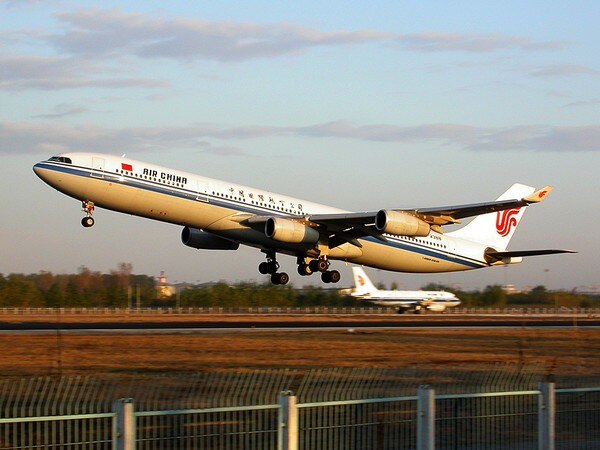 Pilot's smoking mid-air forces flight descend Pilot's smoking mid-air forces flight descend