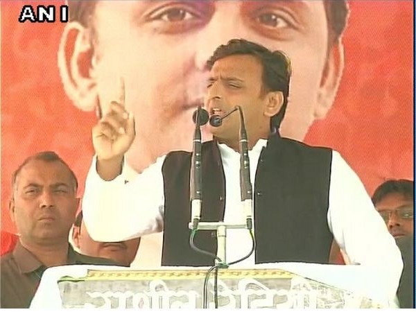 'Gujarat model' deceptive, claims Akhilesh 'Gujarat model' deceptive, claims Akhilesh