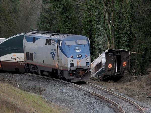 2 killed, several injured in train derailment in South Carolina 2 killed, several injured in train derailment in South Carolina