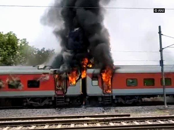 Fire breaks out in Andhra Pradesh Express, no casualties Fire breaks out in Andhra Pradesh Express, no casualties