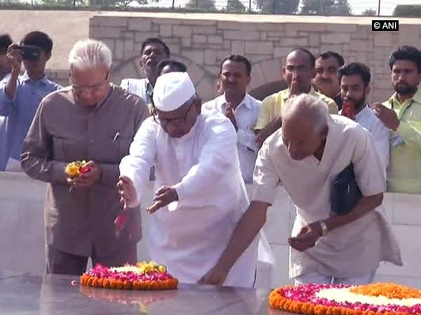 Anna Hazare slams govt for its 'sly' attitude Anna Hazare slams govt for its 'sly' attitude