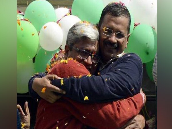 Arvind Kejriwal refuses to accept Ashutosh's resignation Arvind Kejriwal refuses to accept Ashutosh's resignation