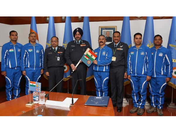 Air Chief Marshal B.S. Dhanoa flags off IAF's mountaineering  team Air Chief Marshal B.S. Dhanoa flags off IAF's mountaineering  team