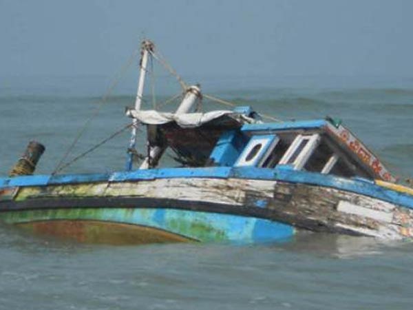 Boat with 40 kids onboard capsizes in Dahanu Boat with 40 kids onboard capsizes in Dahanu