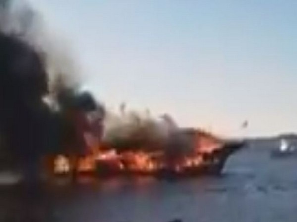 Boat catches fire in Florida Boat catches fire in Florida