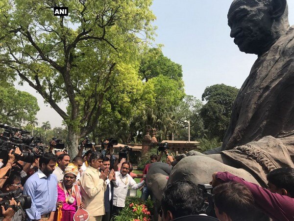 Andhra special status: Chandrababu Naidu reaches Delhi, to meet politicos Andhra special status: Chandrababu Naidu reaches Delhi, to meet politicos