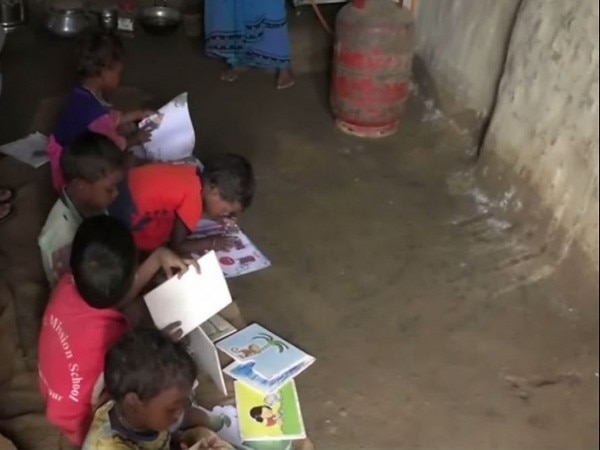 Chhattisgarh: Students in this Anganwadi study on wet floors Chhattisgarh: Students in this Anganwadi study on wet floors