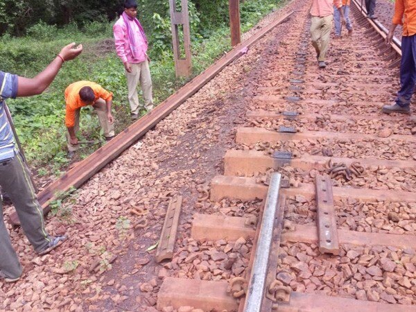 Amid President's visit, Naxals uproot train tracks in C'garh Amid President's visit, Naxals uproot train tracks in C'garh