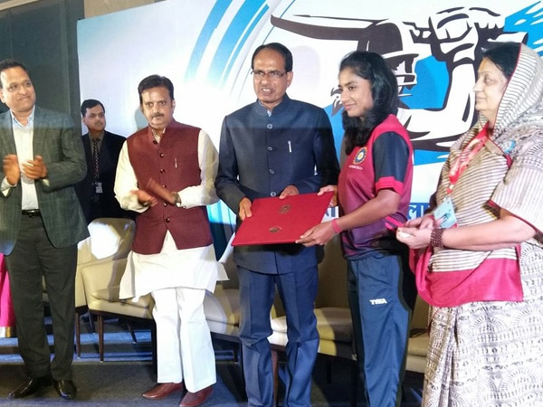 Madhya Pradesh CM felicitates India Women's cricket team for world cup show Madhya Pradesh CM felicitates India Women's cricket team for world cup show