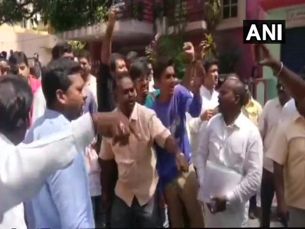 K'taka polls: Clashes broke out b/w Cong, BJP workers outside polling booth K'taka polls: Clashes broke out b/w Cong, BJP workers outside polling booth