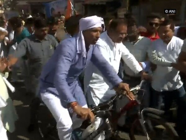 Congress continues 'Kisan Adhikar Yatra' cycle rally Congress continues 'Kisan Adhikar Yatra' cycle rally