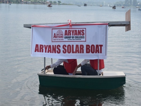 Kashmiri students make solar boat for Dal Lake Kashmiri students make solar boat for Dal Lake