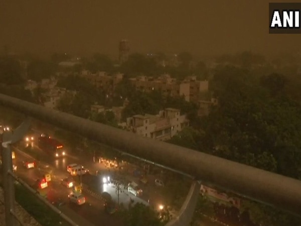 Delhi plunges into darkness as dust storm, rain lash city Delhi plunges into darkness as dust storm, rain lash city