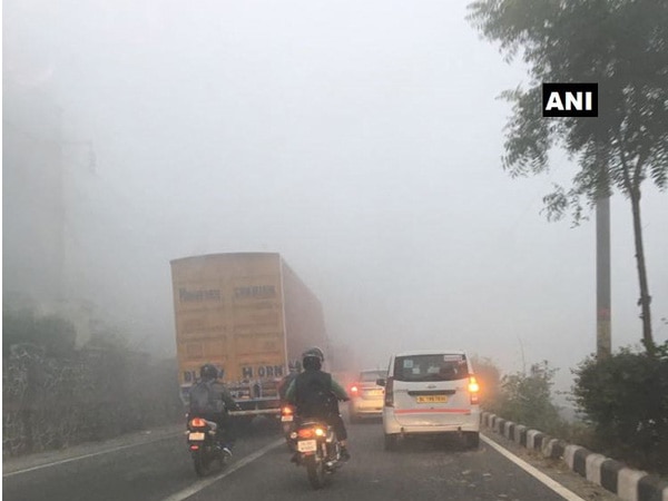 Delhi continues to remain canopied under thick smog Delhi continues to remain canopied under thick smog