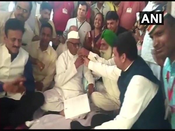 Anna Hazare hunger strike: Shoe hurled at stage during Fadnavis speech Anna Hazare hunger strike: Shoe hurled at stage during Fadnavis speech