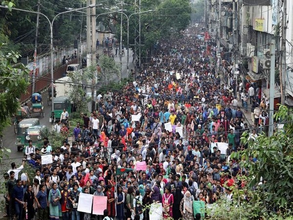 Dhaka protests: 8 journalists assaulted Dhaka protests: 8 journalists assaulted