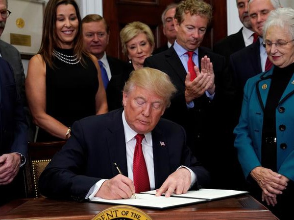 Trump signs executive order to ease Obamacare rules Trump signs executive order to ease Obamacare rules