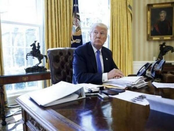 Trump jokingly blames US intelligence for White House power cut Trump jokingly blames US intelligence for White House power cut