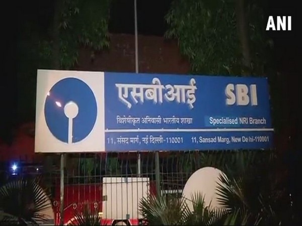 Delhi: Fire breaks out at Parliament Street's SBI building Delhi: Fire breaks out at Parliament Street's SBI building
