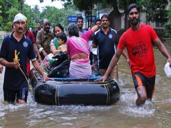 CMs of various states come to help Kerala CMs of various states come to help Kerala