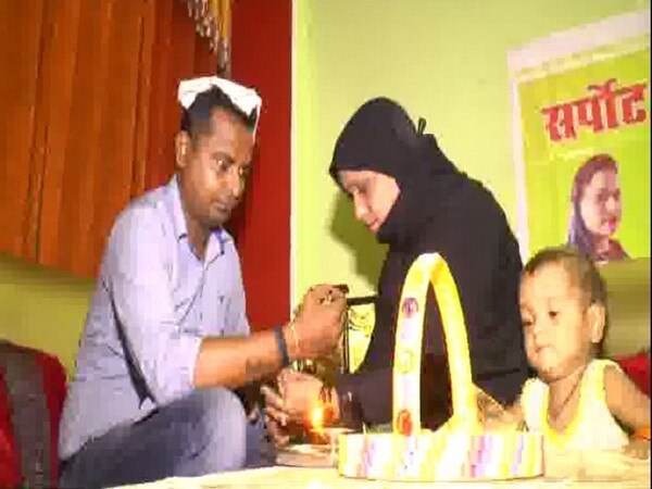 Muslim women tie rakhis to Hindu brothers in UP Muslim women tie rakhis to Hindu brothers in UP