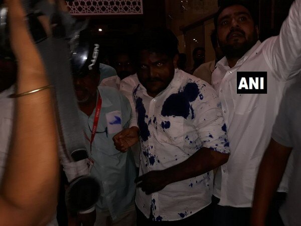 Man held for throwing ink on Hardik Patel Man held for throwing ink on Hardik Patel