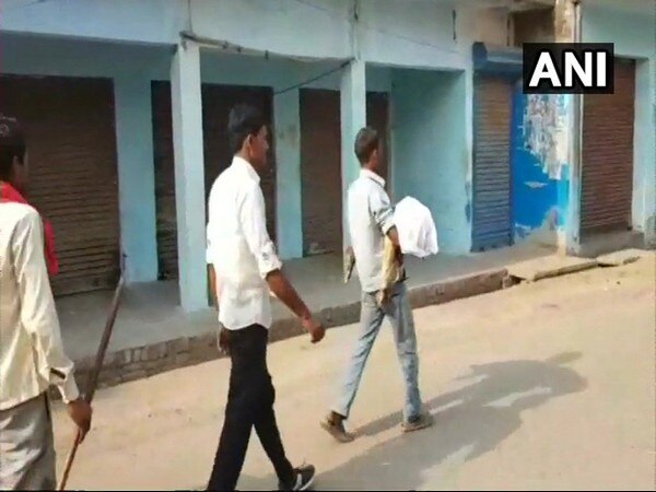 UP man carries son's body in arms after hospital denies vehicle UP man carries son's body in arms after hospital denies vehicle