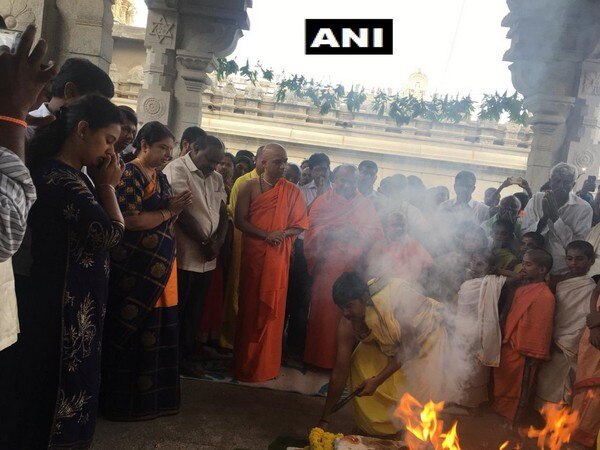 K'taka polls: Key players take to prayers on result day K'taka polls: Key players take to prayers on result day