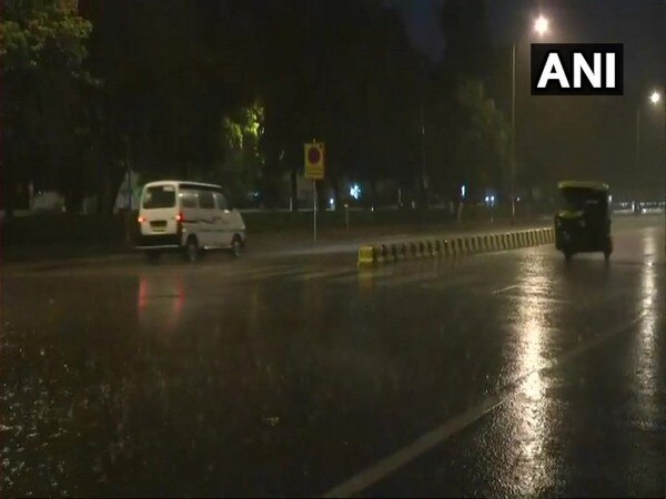 Heavy rain lashes Delhi-NCR, brings respite from heat Heavy rain lashes Delhi-NCR, brings respite from heat