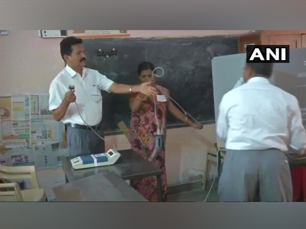 K'taka polls: Faulty VVPAT machine stalls voting in Hubli K'taka polls: Faulty VVPAT machine stalls voting in Hubli