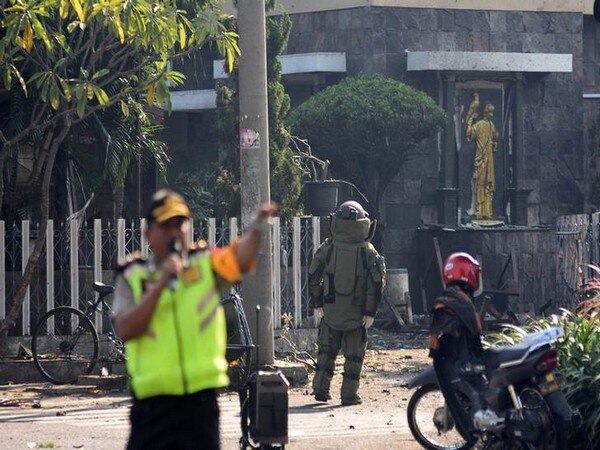 3 churches bombed in Indonesia, 5 killed 3 churches bombed in Indonesia, 5 killed