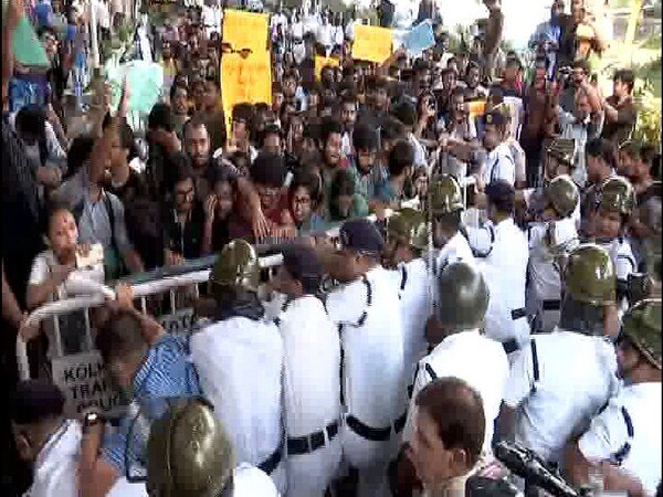 Jadavpur varsity students protest at B'desh High Commission Jadavpur varsity students protest at B'desh High Commission