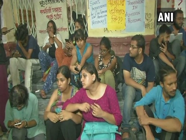 Jadavpur University students protest against discarding entrance test Jadavpur University students protest against discarding entrance test